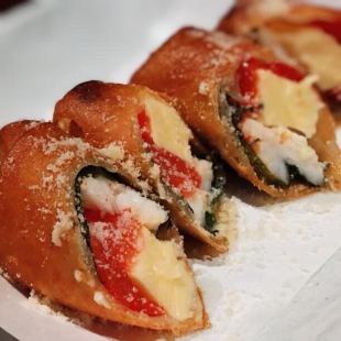 炸蝦、番茄和起司春捲