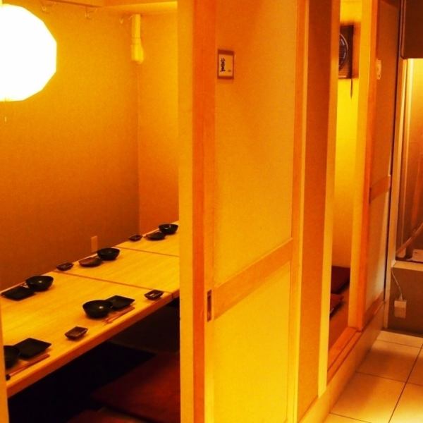 일본과 서양이 잘 매치한 심플한 공간 「히나타」만의 밝은 공간.개인실 좌석은 3명~최대 16명까지 수용 가능한 개인실입니다! 다른 손님과의 접촉이 적고, 안심하고 식사를 즐길 수 있습니다.파고타츠 타입의 좌석에서 발밑을 느긋하게 늘릴 수 있기 때문에 휴식 시간을 보내실 수 있습니다 ◎ 멋진 한 때를 ♪