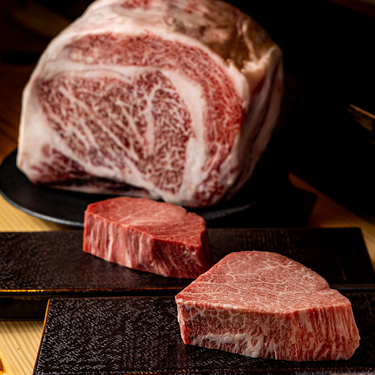 雌牛の上質な焼肉を、目の前で焼く贅沢なスタイルでお楽しみいただけます。