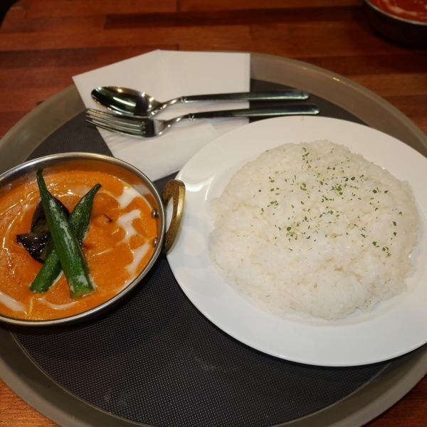 【本格スパイスカレー】バターチキンカレーやマトンカレーなど、数種類のカレーをご用意しています！どれも本格的で絶品！！ぜひご賞味ください★