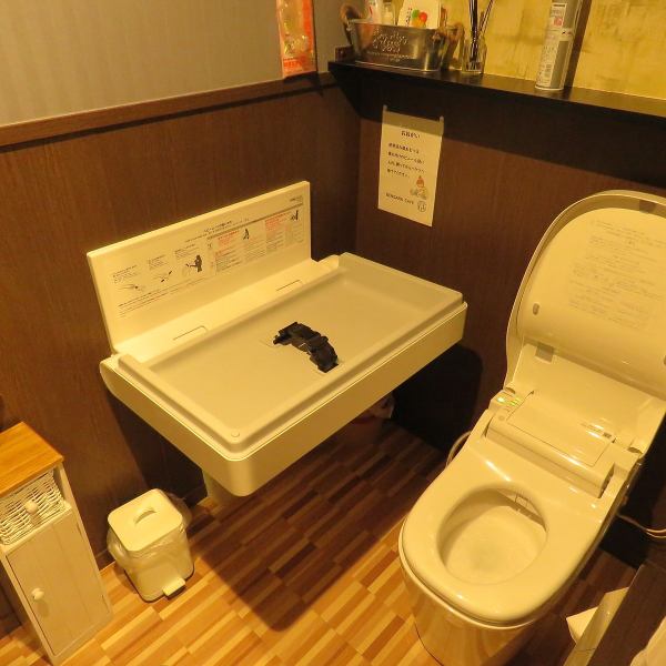 トイレは広々、おむつ替え台もご用意しております。