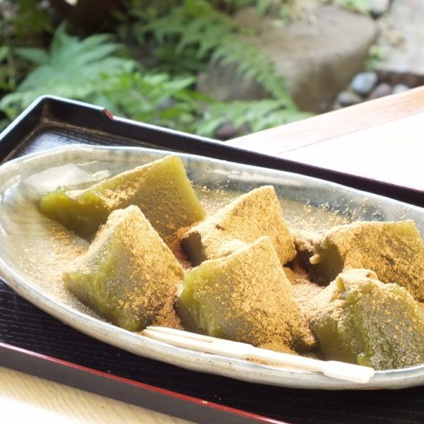 自制抹茶Warabimochi 650日元♪尝试每天早晨手工烹制的凉爽可口的warabimochi◎
