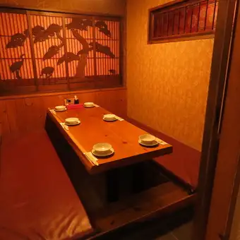 雰囲気自慢の掘りごたつ個室。ゆったりくつろいで料理とお酒をお愉しみください。