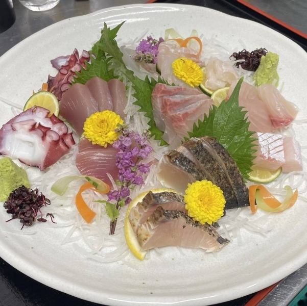 [For 3 to 4 people] 5 types of luxurious sashimi with daily fresh seafood 4,290 yen (tax included)