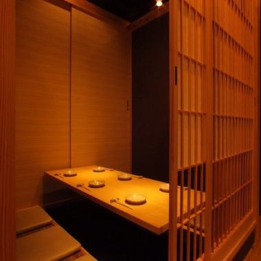 It is perfect for private occasions such as dates and company banquets.Completely private room for 2 to 58 peopleHorigotatsu private room where you can feel the warmth of wood