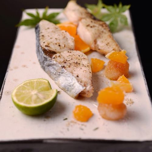 [Seasonal fish] Grilled fish interspersed with traditional Japanese food and modern essence
