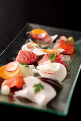 [We pride ourselves on freshness] Assortment of fresh sashimi fish