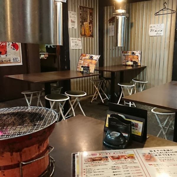 The walls of the restaurant are a nostalgic Showa retro style, creating a relaxed atmosphere. Perfect for a meal with family or friends, or a quick drink after work. Enjoy delicious meat and conversation while sitting around the charcoal grill. Yakiniku/Hormone/Izakaya/Honatsugi/Ebina/All-you-can-drink/Birthday