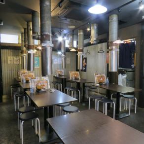 Table seating for 4 to 6 people★ Perfect ventilation! We have large and small tables that can be used for a variety of occasions, such as girls' parties, banquets, and drinking parties! Enjoy delicious yakiniku in a space that has a nostalgic feel to it♪