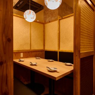 千葉駅徒歩すぐ、喫煙可の居酒屋。個室完備で、焼き鳥が食べ放題・飲み放題で楽しめます。会社の宴会や飲み会、友人との集まり、女子会など大人数にも最適。居心地の良い空間で、仲間と美味しい料理とお酒を存分に楽しめます。予約もスムーズで安心。居酒屋ならではのアットホームな雰囲気で、特別なひとときを提供します