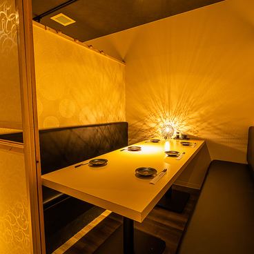 千葉駅近くの喫煙可居酒屋で、落ち着いた個室完備。串焼きや焼き鳥を中心に、食べ放題・飲み放題でお腹も大満足!友人との飲み会や会社の宴会、女子会、誕生日会など、さまざまなシーンで利用可能。居酒屋ならではの温かい雰囲気と豊富なメニューで、楽しい時間を過ごせます。ランチ・ディナー問わず対応。