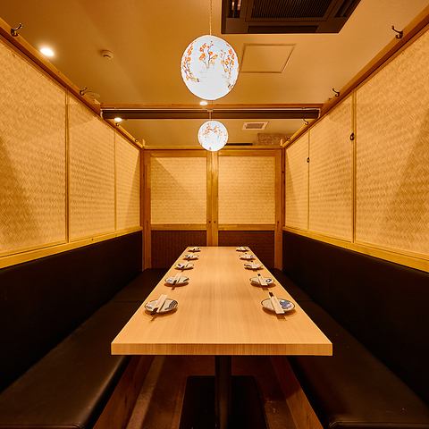 【JR新橋駅徒歩１分】個室席を完備しております。2名様~最大120名様までご利用可能★少人数様でのデート、誕生日、接待から会社宴会、新年会など様々なシーンに幅広くご利用可能になっています◎ゆったりと時間を忘れ充実したお時間をお過ごし下さい。