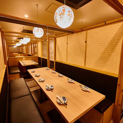 <p>【最大120名様まで利用可能】感染症対策済◎開放的な空間ながらも全席扉付きの個室席は団体様でのご宴会、貸切パーティーのご予約も大歓迎♪今なら8名様以上のコース予約で幹事1名様無料とお得なクーポンご用意しております。ゆったりと素敵なお時間をいいとこ鶏でお過ごし下さい。</p>