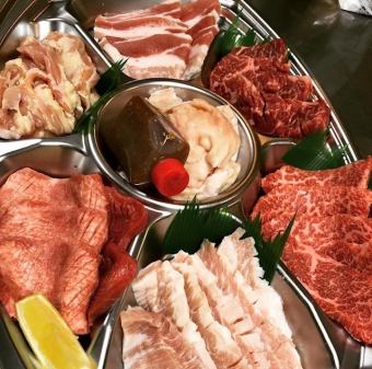 <At home "Kitami Yakiniku set"> Assorted 7 kinds of variety meat for 2-3 people (700g)