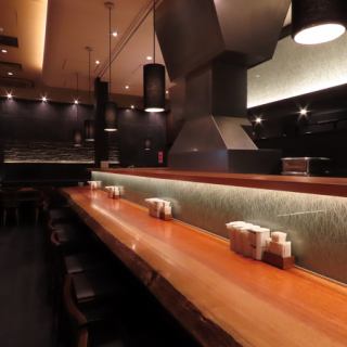 The counter seats are very close to each other, perfect for a date or talking with friends.This is a popular seat because you can see the chef's handiwork up close!Enjoy the freshly fried skewers while they're piping hot.