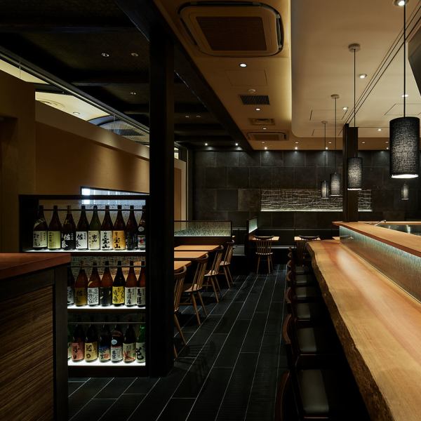 串の坊ならではの臨場感あふれるカウンター席で、揚げたての串カツを職人技とともにご堪能ください。ご家族との食事や大切な会食はもちろん、大事なデートや記念日にもふさわしい老舗の和空間です。