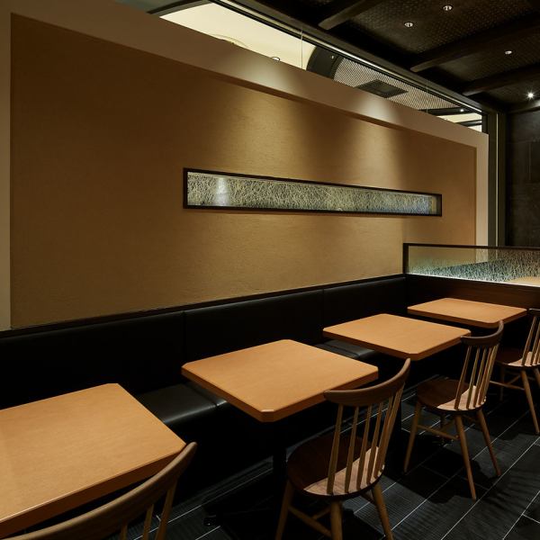 最大8名様までご利用いただける広々としたテーブル席も完備。四季折々の食材を贅沢に使った揚げたての高級串カツを囲みながら、お仲間との食事やご家族との団らん、女子会にも最適な人気のお席です。
