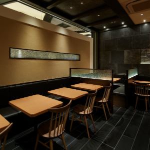 还提供可容纳 8 人的桌椅座位。