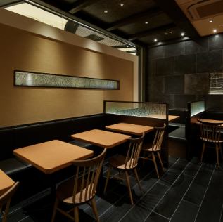 最大8名様までご利用いただけるテーブル席もございます。