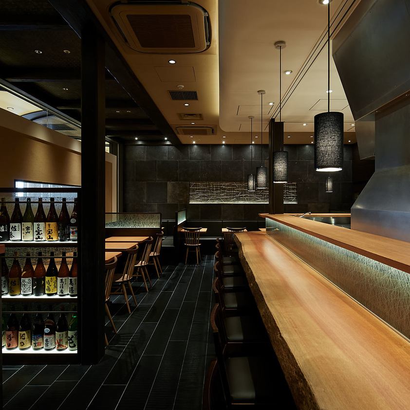 上質なカウンター席で、高級串カツをお好みのお酒とともに。