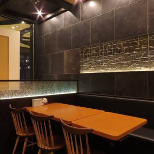 还提供可容纳 8 人的桌椅座位。