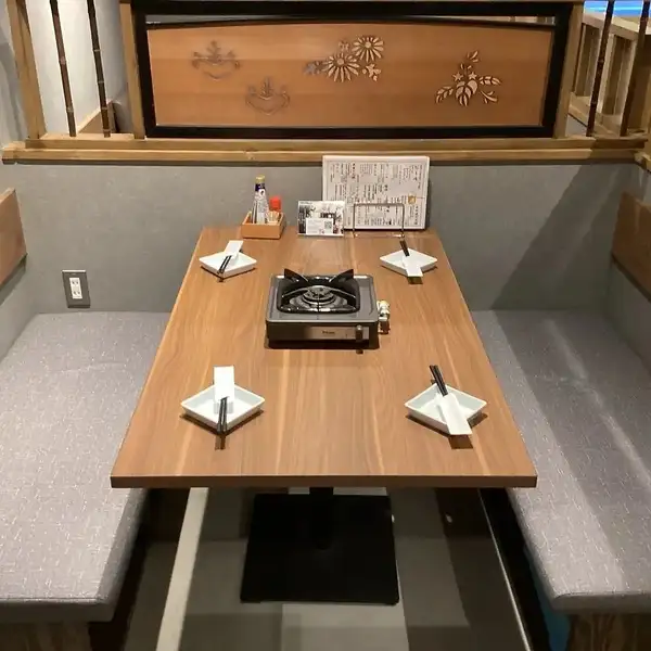 【桌位：2人或以上】我們提供可容納4人的包廂座位區，具有現代日式氛圍。在設有適當隔間的空間裡，您可以在半私密的環境中放鬆身心，而不用擔心周圍的環境。非常適合家庭、親密朋友、女生聚會和小型公司聚會。您可以舒適地坐在我們的沙發休息區，一邊享用熱氣騰騰的火鍋，一邊放鬆身心。