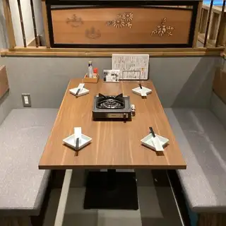 【테이블석:2분~】일본 모던한 공간에서 보내는, 개인실 감각의 프라이빗 BOX석.일본식 모던한 분위기의 4인용 BOX석을 준비.적당한 구획을 마련한 공간에서, 주위를 신경쓰지 않고 반개실 감각으로 느긋하게 보내실 수 있습니다.가족 동반이나, 기분이 알려진 친구끼리, 여자회, 소인원의 회사의 마시는 회에.