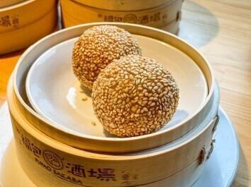 Sesame dumplings (2 pieces)