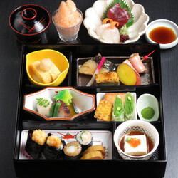 大人気のお昼の松花堂弁当。ぜひご堪能ください。