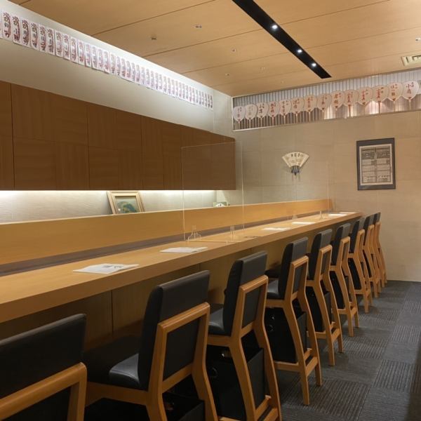 東京にいながらも京都を感じていただけるような落ち着いた雰囲気でおもてなしをさせていただきます。少人数の方におすすめのカウンター、お食事を楽しみながら会議もされる方に人気の個室などございます。