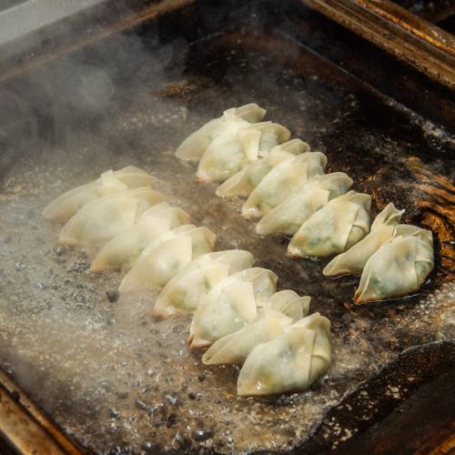 手作り焼きたてパンチのある餃子を提供