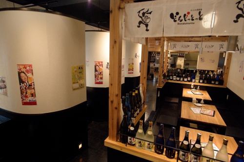 木のぬくもり感じる店内