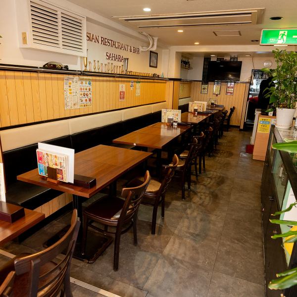 おしゃれに飾られた壁と茶色を基調としたテーブルやお席は落ち着いた雰囲気を醸し出します☆居心地の良い雰囲気と本格インドカレーやタイ料理をはじめとするお料理の数々は素敵なお食事時間を演出いたします！お食事にも飲み会にも◎コース料理や飲み放題もご用意ございますのでシーンに合わせてご利用ください！