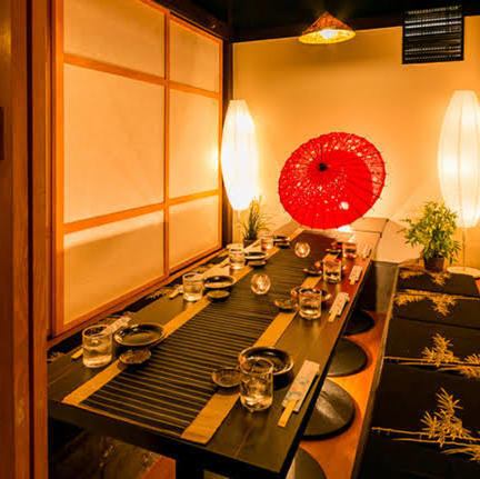 全席扉付きの完全個室。和の趣漂う空間で、漁師直送の海鮮や本格和食をゆったりと。デートや記念日、小規模な宴会にも最適です。Private rooms with Japanese seafood and atmosphere.