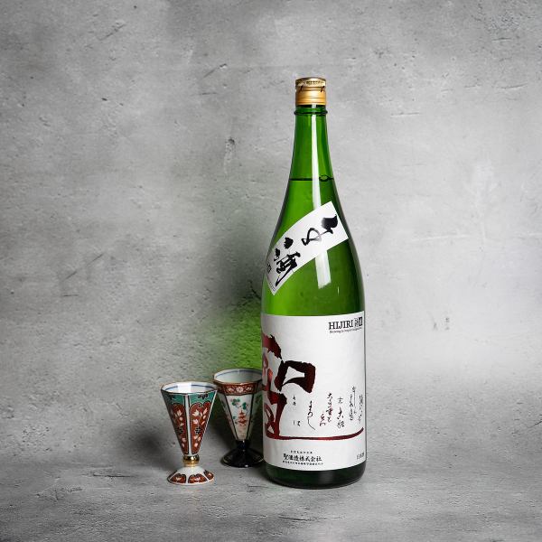 全国各地から取り寄せた厳選の日本酒を多数ご用意。季節限定の銘柄や希少な地酒も取り揃えており、日本酒好きにはたまらないラインナップです。スタッフは皆、明るく気さくな雰囲気で接客し、日本酒の知識も豊富。お客様のお好みや料理に合わせて、ぴったりの一杯をご提案いたします。