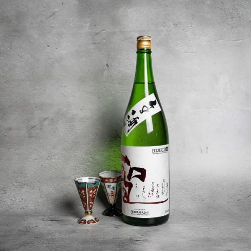 <p>全国各地から取り寄せた厳選の日本酒を多数ご用意。季節限定の銘柄や希少な地酒も取り揃えており、日本酒好きにはたまらないラインナップです。スタッフは皆、明るく気さくな雰囲気で接客し、日本酒の知識も豊富。お客様のお好みや料理に合わせて、ぴったりの一杯をご提案いたします。</p>