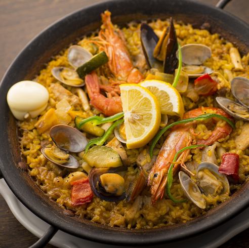 Have a delicious party at the exciting paella baked in a Mediterranean pot or large paella bread!