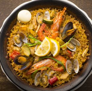 Mixed paella of seafood and mountain food 1 person (from 2 people)