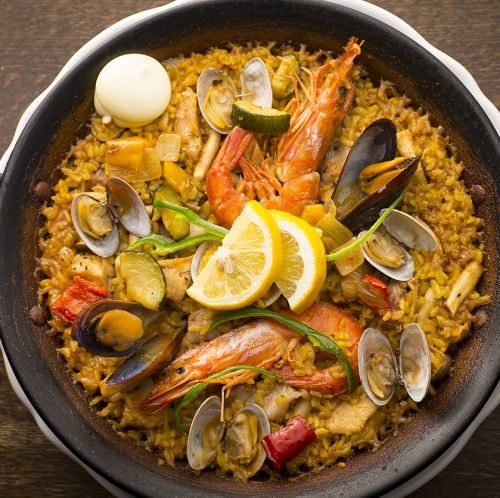 Mixed paella of seafood and mountain food 1 person (from 2 people)