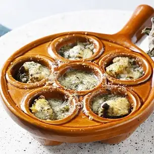 サザエとしめじ茸・海藻バターの香味オーヴン焼き