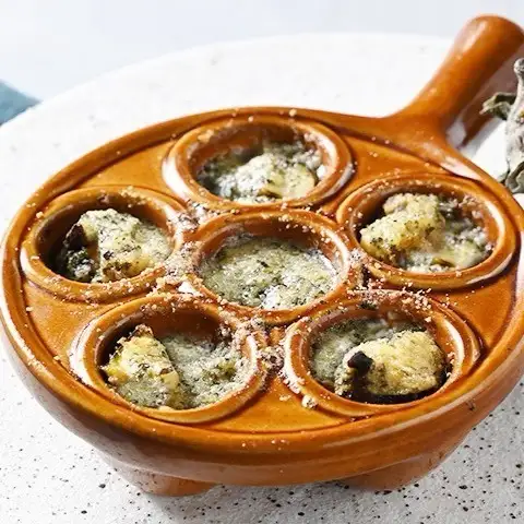 サザエとしめじ茸・海藻バターの香味オーヴン焼き