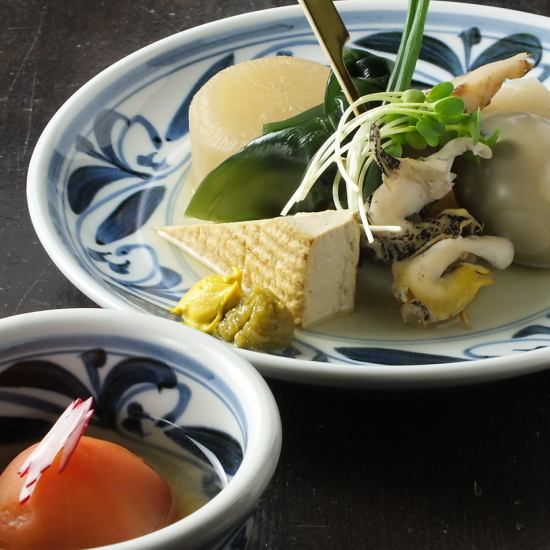 飛魚關東煮。我們還建議您選擇精選日本清酒的新鮮魚刺身。