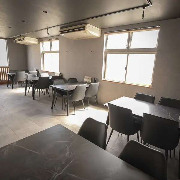 テーブル席の組み合わせで大人数にも対応できます！会社の集まりや友人との宴会にもおススメです。貸切のご相談も可能で、最大30名までOK！当店自慢の空間を独占し、様々な宴会やパーティーを楽しむことができます♪スタッフの元気な接客で楽しい時間をサポートしますよ。お気軽にご相談ください◎