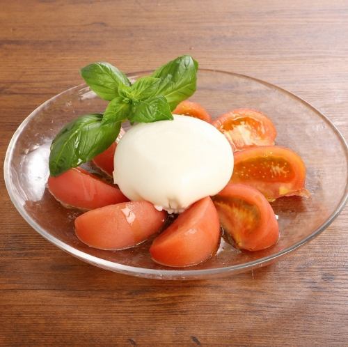 丸ごとブッラータチーズのカプレーゼ