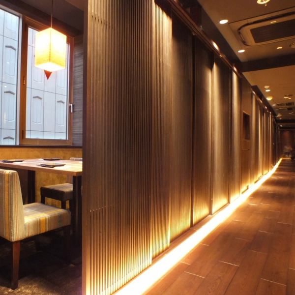 【デート・女子会にも】店内は和モダンでくつろげる空間。落ち着いた雰囲気の個室でゆったりとお過ごし頂けます。デートや記念日、接待などプライベートな飲み会にご利用ください。疲れた足を伸ばしながらお食事をお愉しみいただけます。