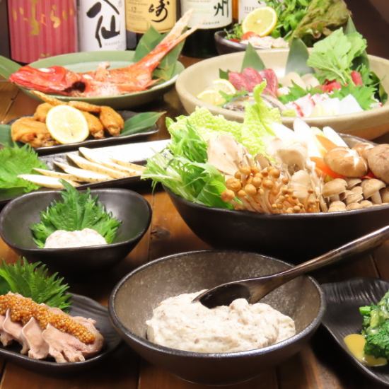 名物の自然薯鍋や旬の刺身を厳選したお酒と共に楽しむ、落ち着いた雰囲気の大人な空間