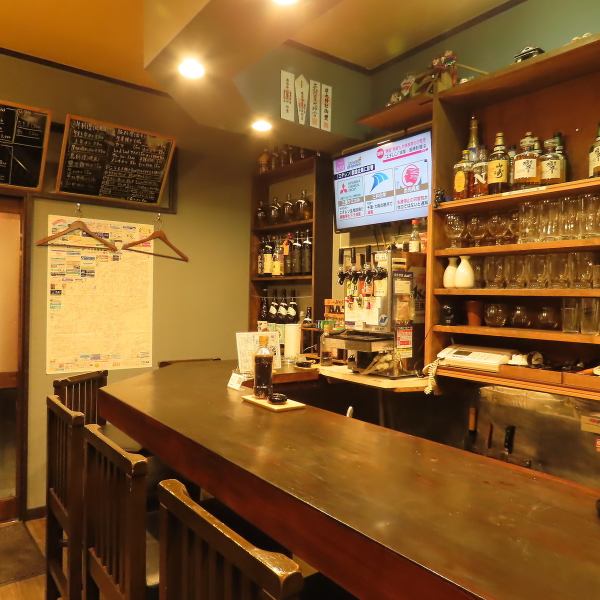 一階には調理風景を目の前で眺めることができるカウンター席を6席用意しております。お一人様での利用はもちろん、隣り合わせで会話を楽しみたい2人組にも適した空間です。落ち着いた内装の中で、こだわりの料理を心ゆくまで満喫いただけます。大人な雰囲気漂う空間で、自分たちだけの特別な時間をお過ごしください。