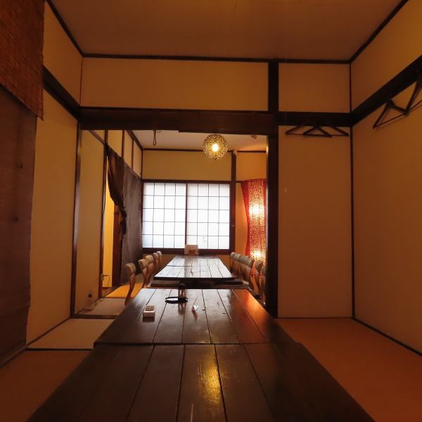 二階には広々とした座敷席を完備しており、最大30名様程度までの収容が可能です。さらに、10名様以上からの貸切相談も承っております。各種打ち上げや地域の集まりなど、周囲を気にせずプライベートな宴会を開催したいシーンに重宝します。ご利用人数・ご予算など、お気軽にお店までお問い合わせくださいませ。