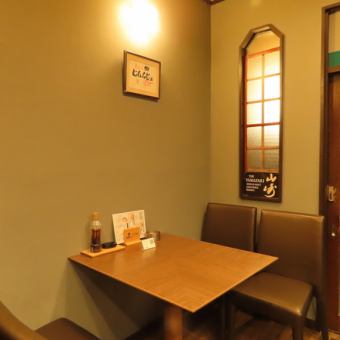 1席限定の2名掛けテーブルは、周りを気にせず会話を楽しみたい記念日やご友人との語らいにぴったり。名物の「自然薯鍋」を二人で囲めば、心も体も温まる特別な時間に。カジュアルながらも落ち着いた空間は、日常の疲れを癒やすご褒美ディナーにもおすすめです。大切な人と、こだわりの地魚料理を心ゆくまで。