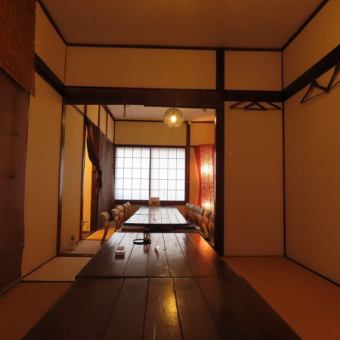 広々とした2階席は、大人数でのグループ利用に最適。仲の良い仲間との飲み会や、賑やかな女子会で大活躍します！ボリューム満点の「kaiコース」なら、前菜から自慢の刺身、メインの鍋まで贅沢に堪能できます。ゆったりとした配置なので、隣を気にせず会話が弾む、活気ある宴のひとときをお約束いたします。